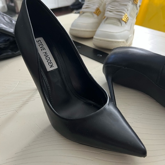 Steve Madden Classic Black Pointed Heels - Picture 3 of 5